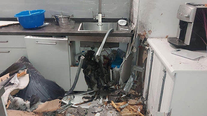 Четверо поранених, пошкоджені будинки, офіси, авто − поліція показала наслідки атаки на Київщині 
