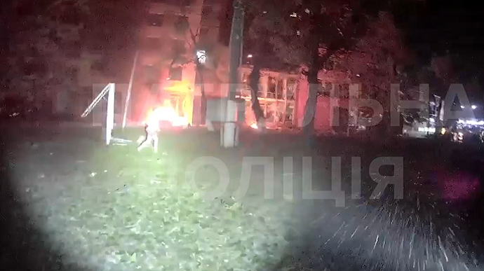 Поліція показала перші хвилини після влучання ракети в Одесі