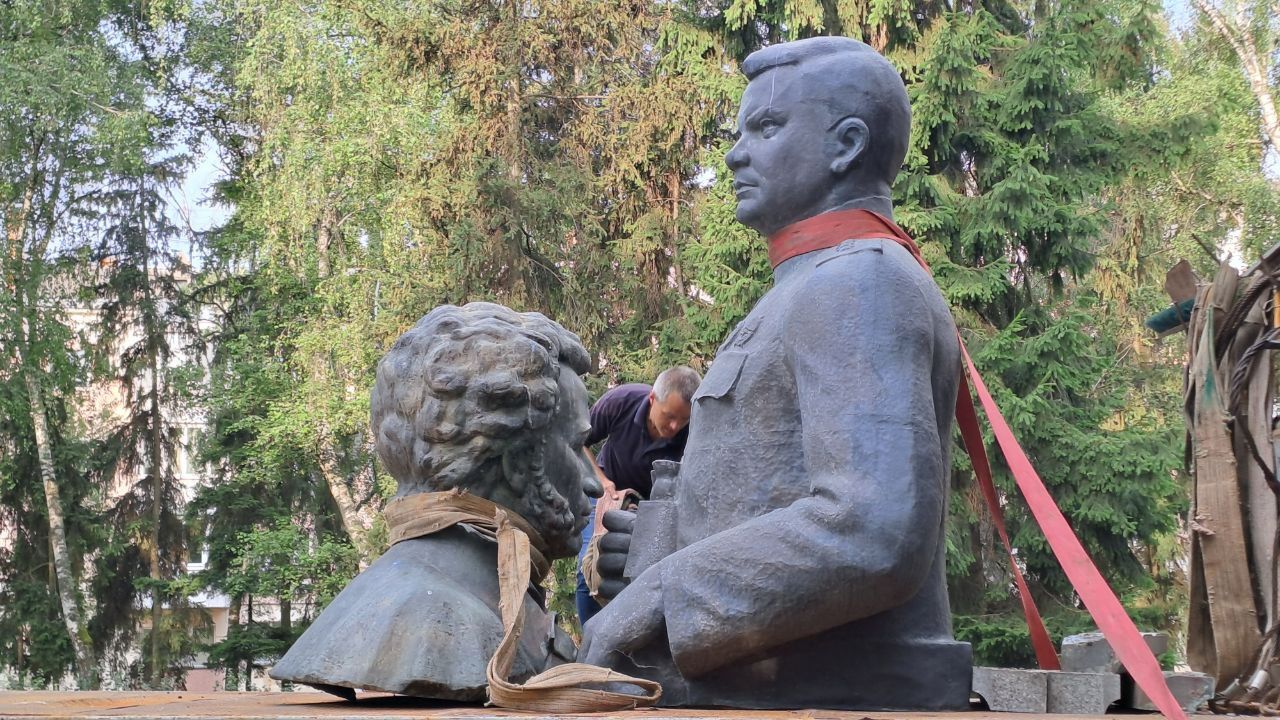 Демонтаж памятников Ватутину и Пушкину в Полтаве (Фото: Андрей Карпов/Telegram)