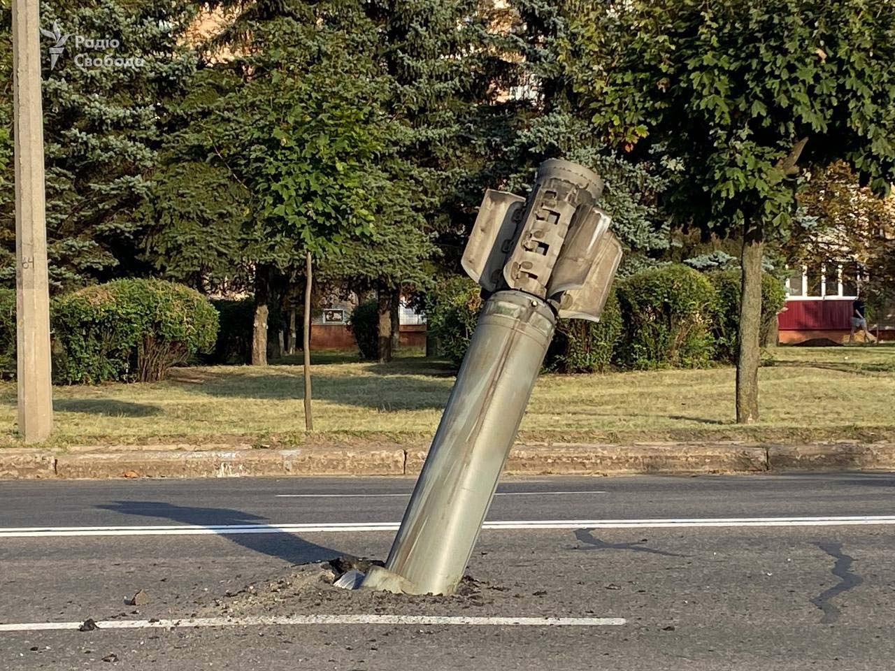 Россия ударила по Краматорску. Ракета торчит из проезжей части – фото