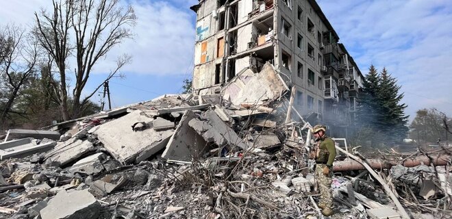 Авдеевка. Россия разбомбила авиацией пятиэтажку, под завалами может быть человек – фото - Фото