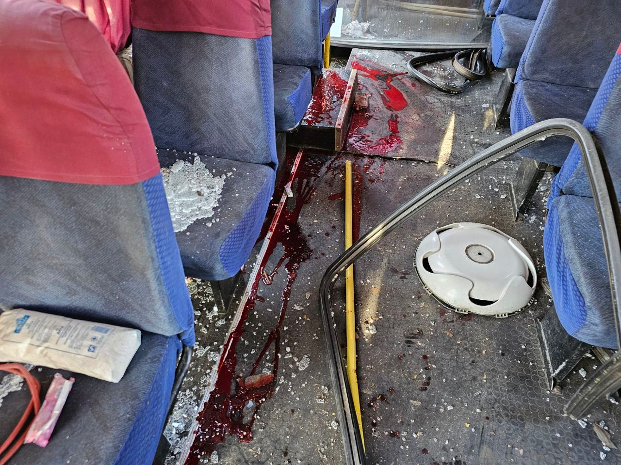 Россияне обстреляли маршрутку в Херсоне, одна из раненых в тяжелом состоянии – фото