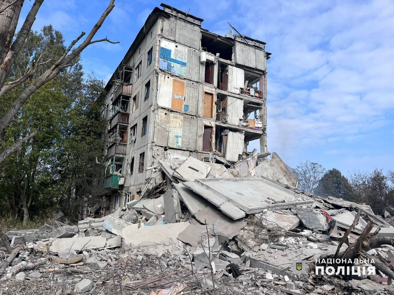 Авдеевка. Россия разбомбила авиацией пятиэтажку, под завалами может быть человек – фото