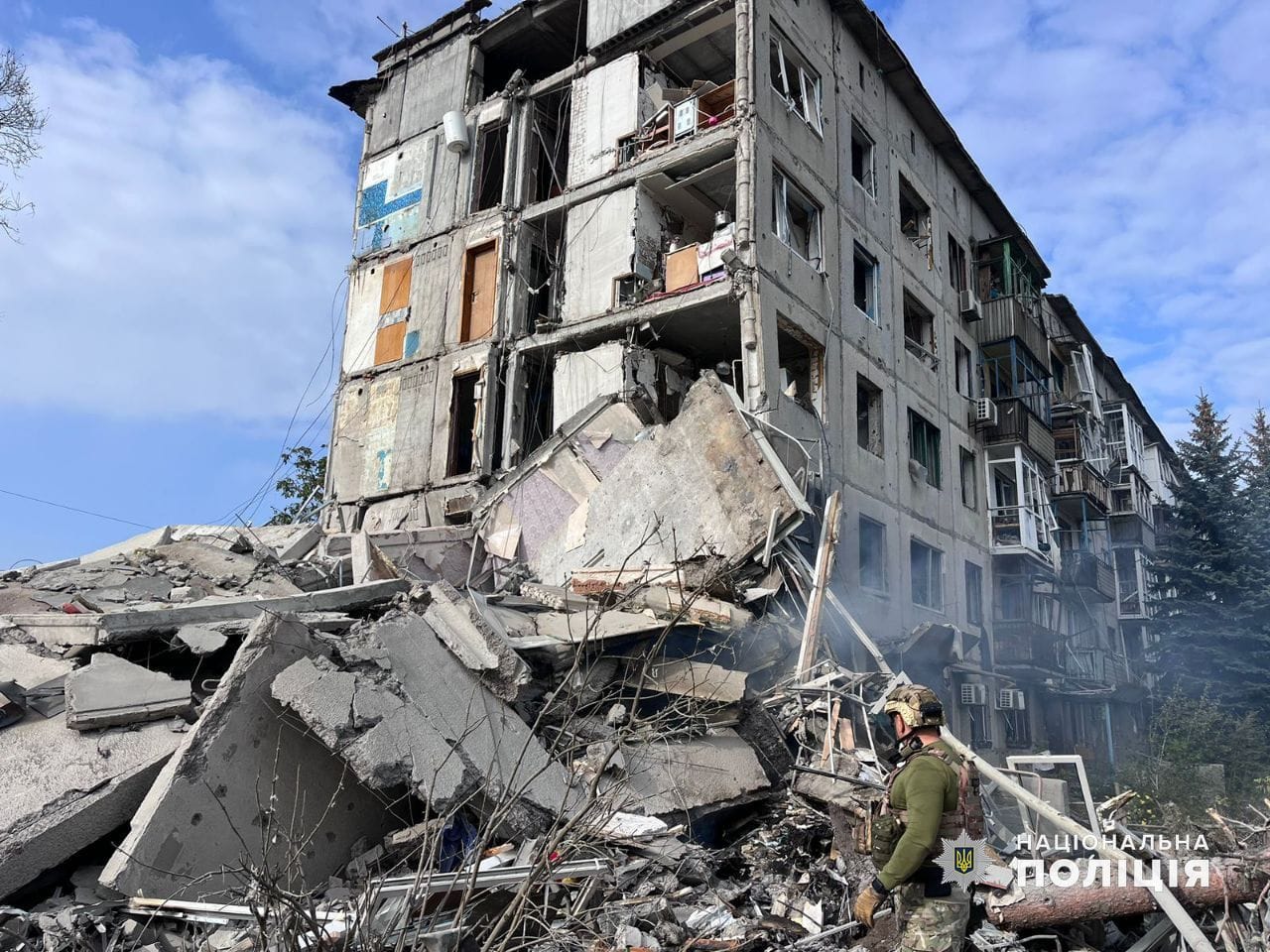 Авдеевка. Россия разбомбила авиацией пятиэтажку, под завалами может быть человек – фото