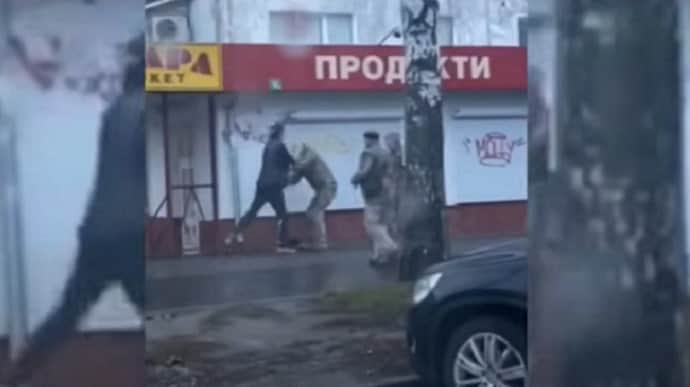 У Житомирі побили працівника військкомату посеред вулиці